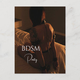 Postal Mujer con accesorios de cuero en la posada de pres