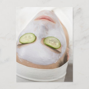Postal Mujer con máscara facial y trozos de pepino sobre