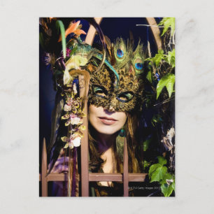 Postal Mujer con máscara, mirando desde y hacia el hierro