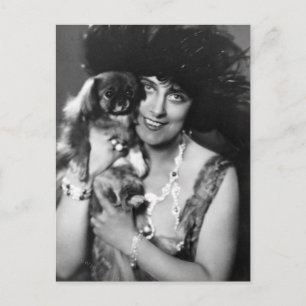 Postal Mujer con pekinés, años 20