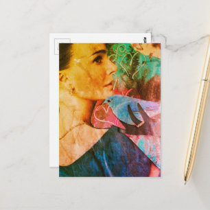 Postal Mujer con un collage surrealista de pájaro azul