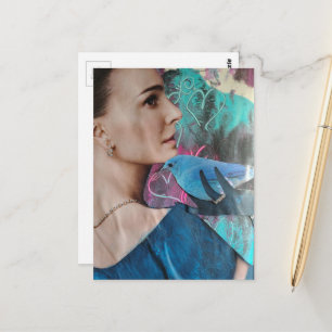Postal Mujer con un collage surrealista de pájaro azul