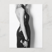 Mujer con un exquisito vestido negro
