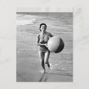 Postal Mujer con una bola de playa