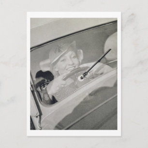 Postal Mujer conduciendo, años 30 (fotograbado)