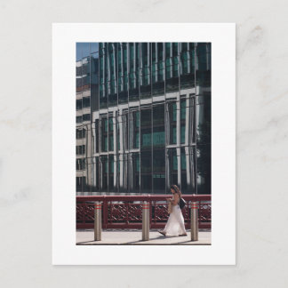 Postal Mujer cruzando Holborn Viaducto Londres (1525)