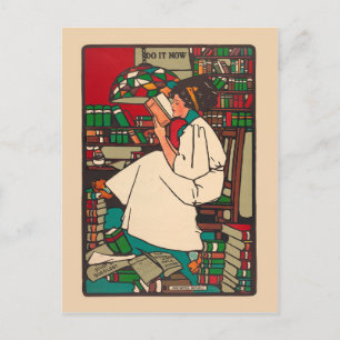 Postal Mujer de la época de 1909 leyendo rodeada de libro