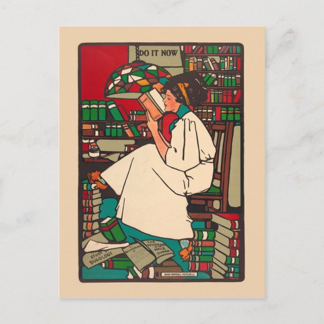 Postal Mujer de la época de 1909 leyendo rodeada de libro (Anverso)