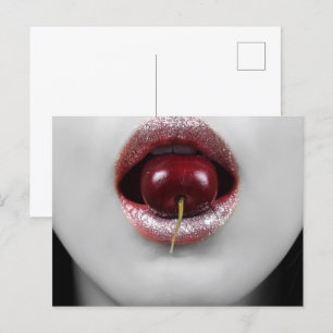 Postal Mujer de moda con labios de cerezo
