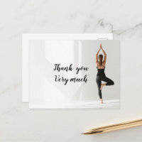 Mujer de Namaste Yoga levanta la mano Gracias