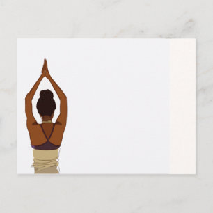 Postal Mujer de yoga estira sus brazos
