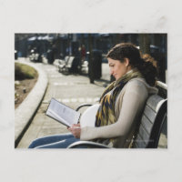 Mujer embarazada de Medio Oriente leyendo en un pa