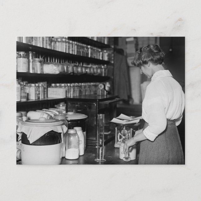 Postal Mujer en el Laboratorio de Química, años 1910 (Anverso)