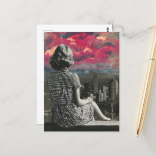 Postal Mujer en la cima de las nubes rosadas de la ciudad