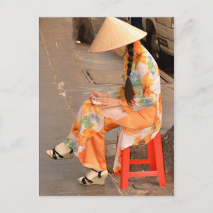 Postal Mujer en Naranja y Gorra cónico
