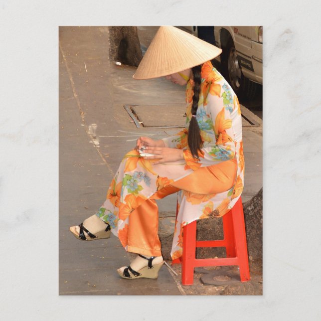 Postal Mujer en Naranja y Gorra cónico (Anverso)