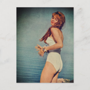 Postal Mujer en traje de baño blanco en la playa en 1957 