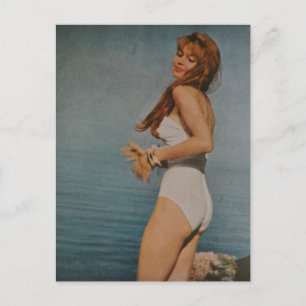 Postal Mujer en traje de baño blanco en la playa en 1957 