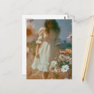 Postal Mujer en un Campo de Flores Silvestres Fotografía