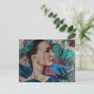 Postal Mujer Espléndida con un Collage Surrealista de Páj