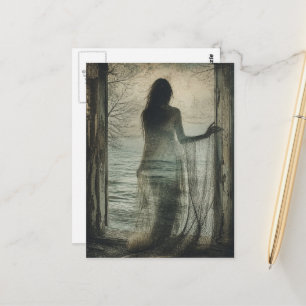 Postal Mujer Fantasma en Casa de Playa Abandonada