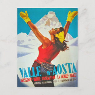 Postal Mujer feliz en el Valle de Aosta, Italia. Viaje de