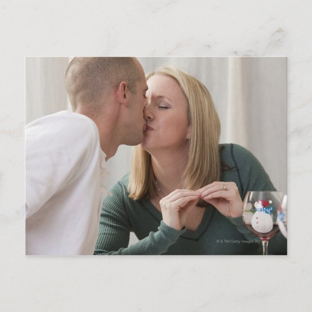 Postal Mujer firma la palabra 'Beso' en Rótulo americano (Anverso)