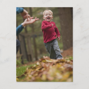 Postal Mujer firmando la palabra 'Salto' en Rótulo americ