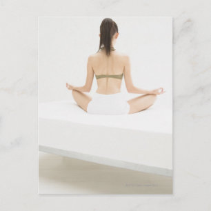 Postal Mujer haciendo yoga