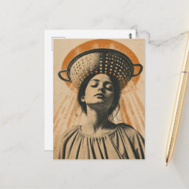 Postal mujer hermosa con un sombrero de colador
