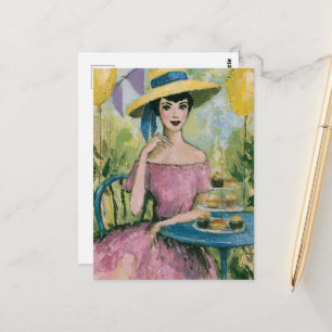 Postal Mujer Hermosa en la Mesa de la Fiesta de Cupcakes