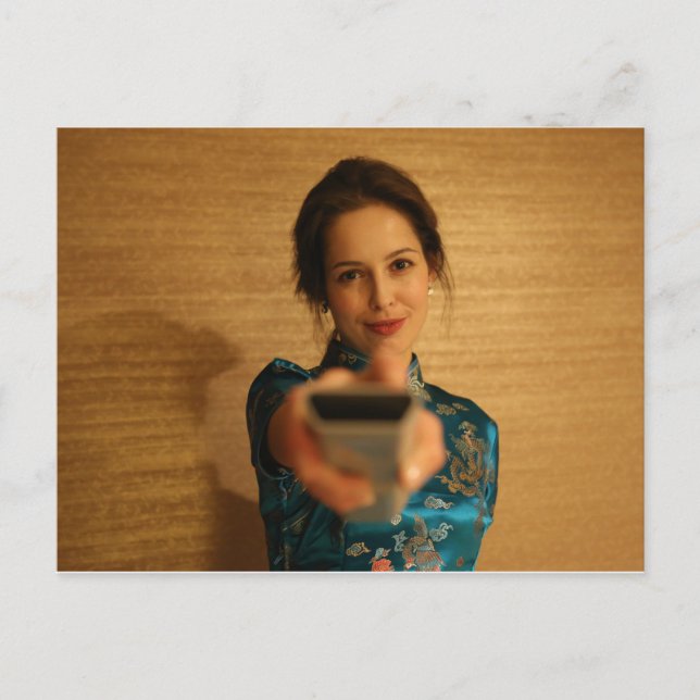 Postal Mujer hermosa sosteniendo un control remoto (Anverso)