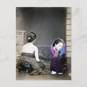 Postal Mujer japonesa en habitación de vestir en 1870
