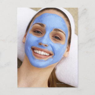 Postal Mujer joven con máscara facial, sonriendo,
