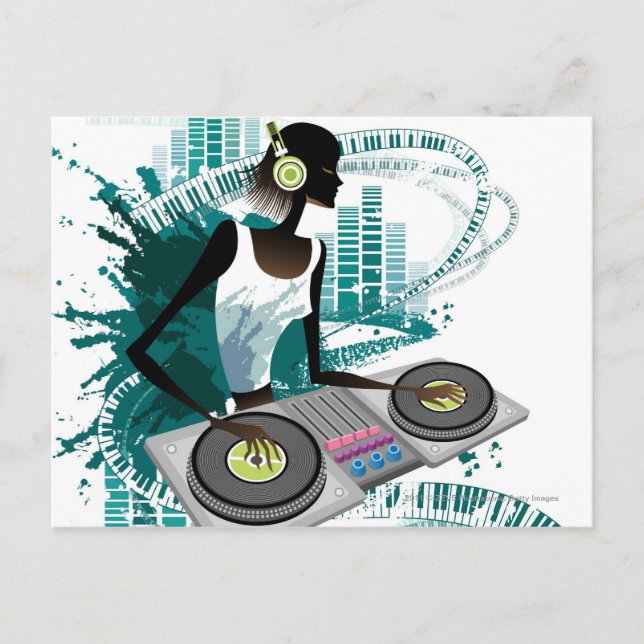 Postal Mujer joven Dj usando un cable giratorio en discot (Anverso)