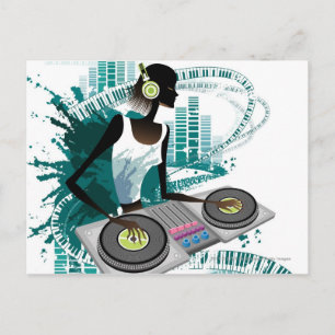 Postal Mujer joven Dj usando un cable giratorio en discot