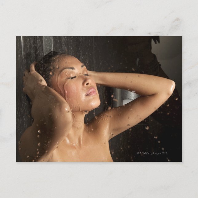 Postal Mujer joven en ducha (Anverso)