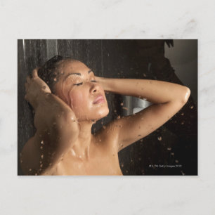 Postal Mujer joven en ducha