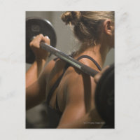 Mujer joven haciendo ejercicio con barbacoa, visió