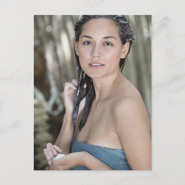 Postal Mujer joven hermosa envuelta en toalla y (Anverso)