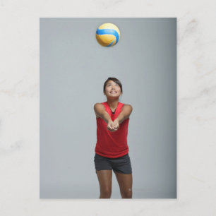 Postal Mujer joven jugando al voleibol