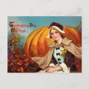 Postal Mujer joven y bonita con una gran calabaza de acci