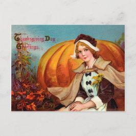 Postal Mujer joven y bonita con una gran calabaza de acci