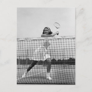 Postal Mujer jugando al tenis