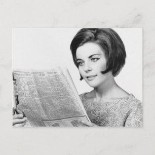 Postal Mujer leyendo periódico