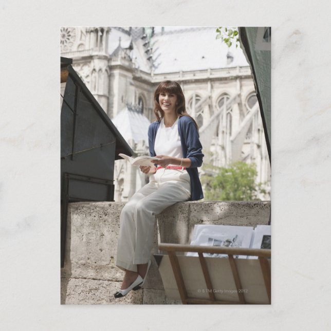 Postal Mujer leyendo un libro en un puesto de libros, Not (Anverso)