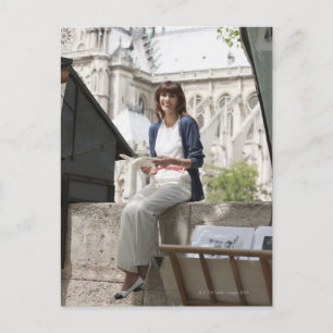 Postal Mujer leyendo un libro en un puesto de libros, Not