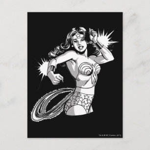 Postal Mujer Maravilla Defensora Negra y Blanca