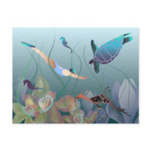 Mujer nadando bajo el agua con tortuga