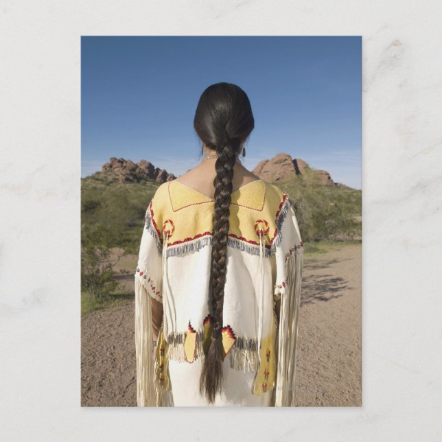 Postal Mujer nativa americana vestida de forma tradiciona (Anverso)